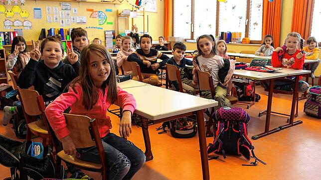 Ein ungewohntes Bild für Lehrer und Schüler: Die Klasse 1a der Eichendorffschule trägt im Unterricht keine Mund-Nasen-Maske mehr. Seit ...