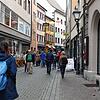 Ein Blick in die Wessenbergstraße zeigt eine belebte, aber nicht besonders volle Einkaufsmeile. Allerdings ist an einem Dienstag in ...