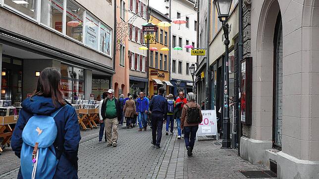 Ein Blick in die Wessenbergstraße zeigt eine belebte, aber nicht besonders volle Einkaufsmeile. Allerdings ist an einem Dienstag in ...