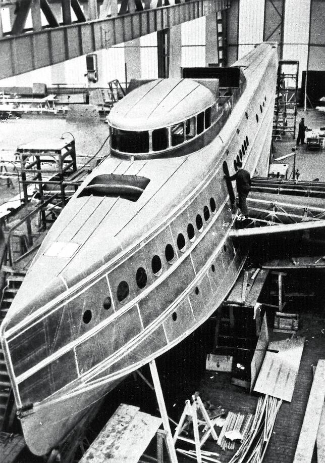 Der fast fertige Rumpf der Do-X in der Montagehalle um 1928 im Schweizer Altenrhein. Dort wurde für den Bau damals extra eine Halle ...