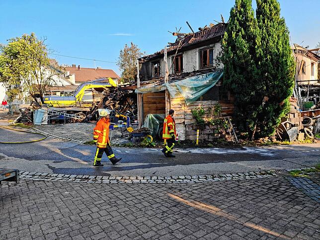 Am Sonntagmorgen laufen die Aufräumarbeiten der Feuerwehr.