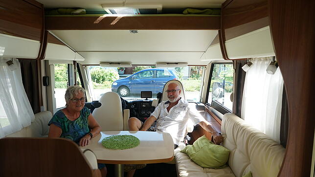 Margreth und Karlheinz May in ihrem 7-Meter-Wohnmobil. Über ihnen das herausklappbare Bett.