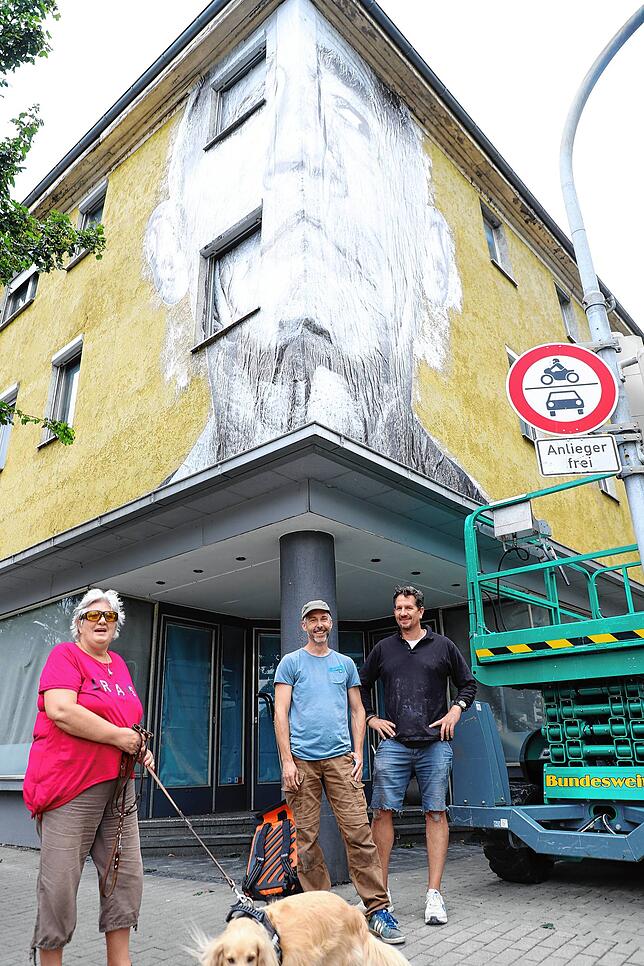 Die Aktion am Gottmann-Platz tut der Kommunikation gut: Regina Pfeiffer (mit Hund Bobby) kommt mit dem Werbefachmann Bert Binnig und dem ...