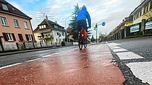 Blitzeis zur morgendlichen Hauptverkehrszeit. Erst nach Stunden waren die wichtigsten Straßen und Radwege, hier an der Allmannsdorfer ...