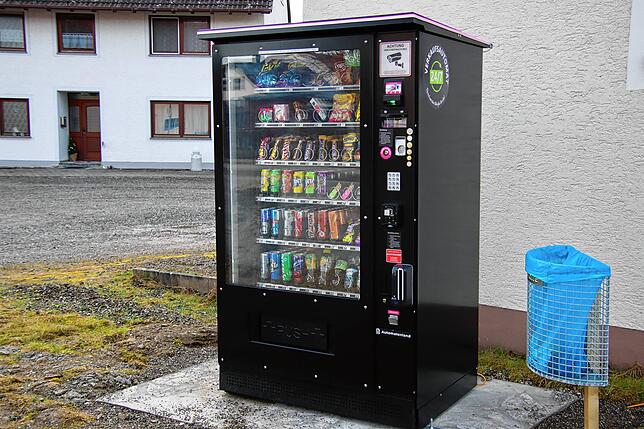 Der Verkaufsautomat in Denkingen mit Süßigkeiten, Chips und Limo.
