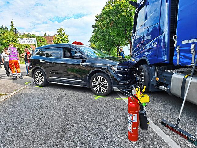 Der Renault war nicht mehr fahrbereit. Er musste mit einem Abschleppfahrzeug von der Unfallstelle entfernt werden.