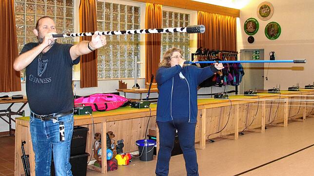 Vereinsvorsitzende Nicole Isele (rechts) und Vereinsmitglied Michael Eisele haben im Jahr 2022 mit dem Blasrohrschießen begonnen. ...
