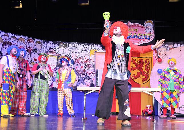 Bild 12: Clowns, wilde Tiere und Zauberer in der Manege: So feierten die Bräunlinger Narren ihren Zunftball 2019
