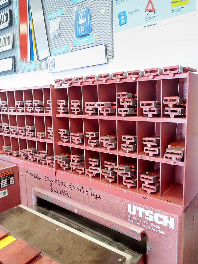 Bild 3: Wie kommen eigentlich die Nummern und Buchstaben auf das Autoschild? Wir zeigen es Ihnen in Bildern und Videos