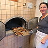 Der ganze Stolz von Bäckerin Martina Schnekenburger ist der gezimmerte Holzbackofen, der locker 35 Brote auf einmal backen kann. Eine ...