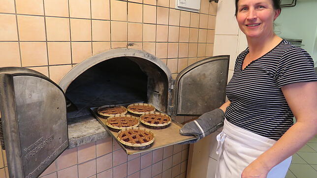 Der ganze Stolz von Bäckerin Martina Schnekenburger ist der gezimmerte Holzbackofen, der locker 35 Brote auf einmal backen kann. Eine ...