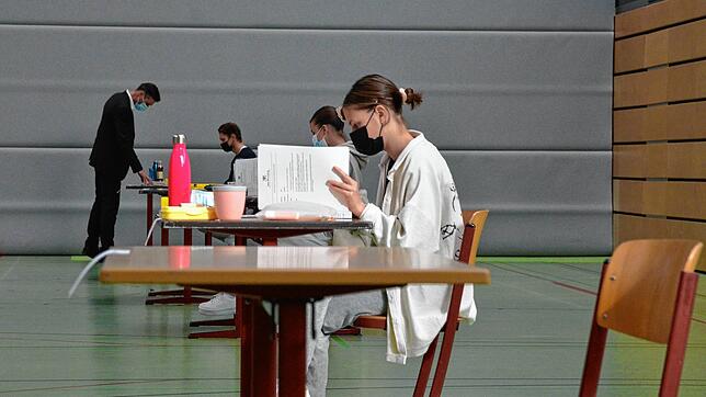 17 BZM-Gymnasiasten haben in der BZM-Turnhalle in Markdorf ihre erste Abitur-Klausur geschrieben. Das Fach Deutsch machte am Dienstag ...