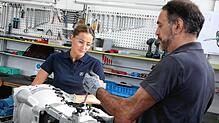 Elisa Marie Vetter und Maurizio Pomino von ZF Tradition schalten das Getriebe in der historischen Werkstatt in Friedrichshafen komplett ...