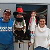 Für ein Foto kommen sie aus ihrer Puppenkiste &ndash; sonst haben der Wachtmeister, Räuber Hotzenplotz, Gretel und Kasperl derzeit wenig ...