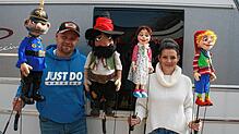 Für ein Foto kommen sie aus ihrer Puppenkiste &ndash; sonst haben der Wachtmeister, Räuber Hotzenplotz, Gretel und Kasperl derzeit wenig ...