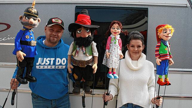 Für ein Foto kommen sie aus ihrer Puppenkiste &ndash; sonst haben der Wachtmeister, Räuber Hotzenplotz, Gretel und Kasperl derzeit wenig ...