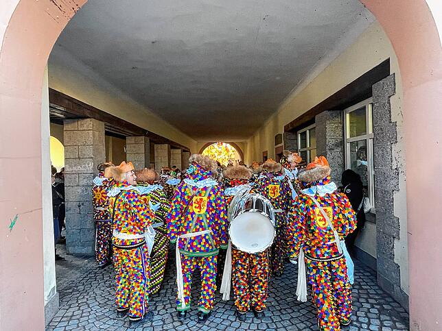Bis hoch zur B34 laufen die Narronen rückwärts, rufen ihre Fasnachts-Sprüche und werfen Orangen, Brötchen und Würste in die Menge.