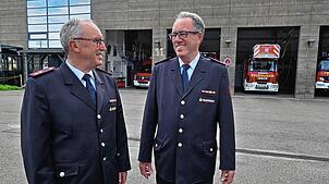 Joachim Mäder (links) und Ewald Moser blicken auf ein langes gemeinsames Feuerwehrleben in Uhldingen-Mühlhofen zurück. 1975 traten sie ...