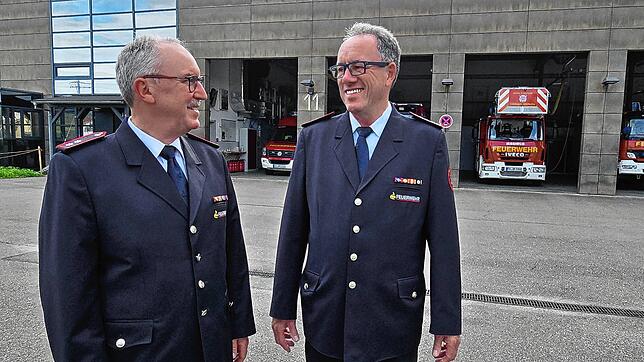 Joachim Mäder (links) und Ewald Moser blicken auf ein langes gemeinsames Feuerwehrleben in Uhldingen-Mühlhofen zurück. 1975 traten sie ...