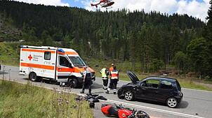 Schwer verletzt wird der Fahrer dieses Motorrads, als er am Montag (1. August 2016) auf der Bundesstraße 317 zwischen Feldberg und ...