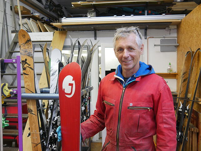 Werner Früh baut Prototypen von Snowboards und Skiern.