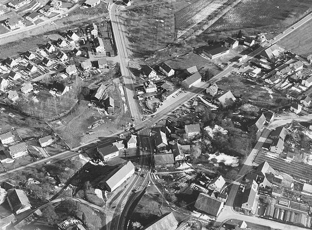 Hindelwangen im März 1978. Die Kreuzung ist heute der Adler-Kreisel. Die Straße nach oben führt zur Oberstadt, links nach Zizenhausen.