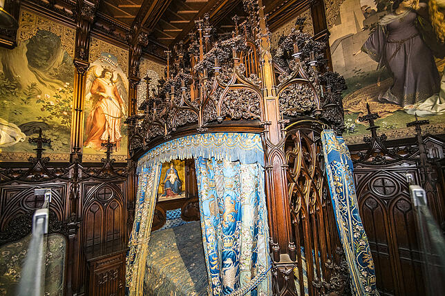 Das Schlafzimmer von Ludwig II. Ob man in diesem überfrachteten Gemach wirklich gut schlafen kann?