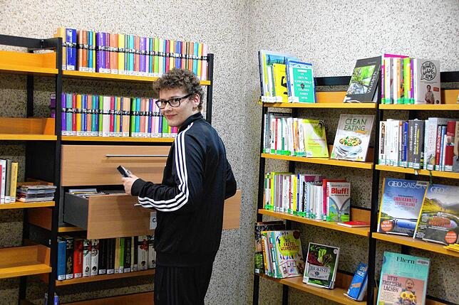 Stühlingen: Der Schüler Steven Schmidt unterstützt das Bibliotheks-Team der Stadtbücherei Stühlingen.