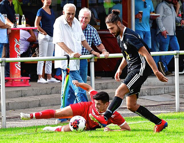 Bild 18: FC Wallbach dreht die Partie und gewinnt mit 3:2 gegen den FC RW Weilheim &ndash; und wir haben die Bilder!