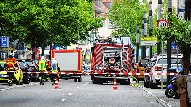 Großeinsatz in Singen mit viel Polizei, Feuerwehr und Rettungskräften. Die Lage ist am Donnerstag, 16. Mai, lange unklar.