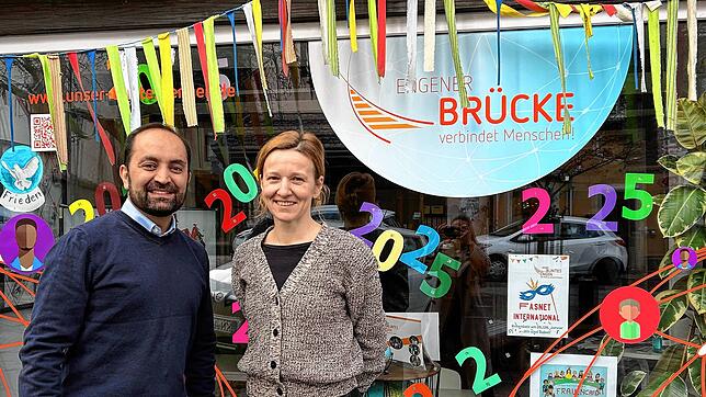 Vorsitzender des Vereins „Unser buntes Engen“ Ajmal Farman und seine Kollegin Zlatka Simic treffen die letzten Vorbereitungen vor dem ...