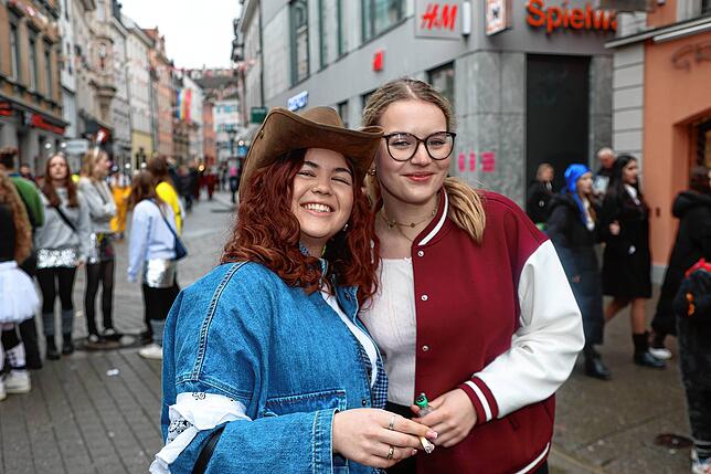 Bild 7: Fasnacht 2025 in Konstanz: Diese Bilder zeigen das bunte Narrentreiben auf der Marktstätte!