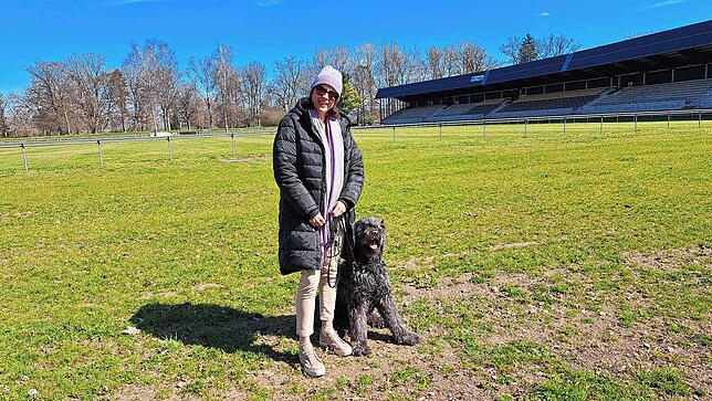 Jasmin Biermann-Gässler aus Donaueschingen mit Hund Moe am Reitstadion.