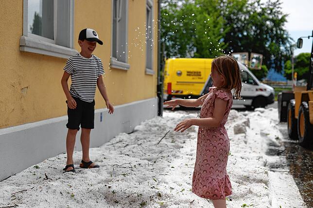 Die Kinder Magnus und Helene messen sich in der Rathausstraße mit einer Hagelballschlacht.