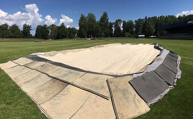 Mit etlichen Tonnen Sand wird aktuell auf dem Springplatz ein großes Wasserhindernis gebaut, das beim Reitturnier nicht nur den ...