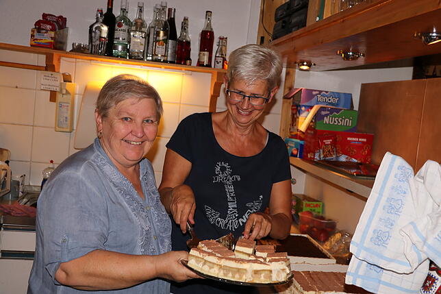 Brigitte Wagner (links) und Marinne Fritschi sind für die süßen Seiten der Blutspende zuständig.