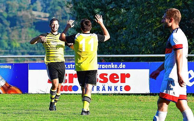 Pokalsieg: Jonas Häußermann (links) und der ihm gratulierende Kai Karau (Nr. 11) sorgten mit zusammen drei Toren für den 4:3-Erfolg des ...