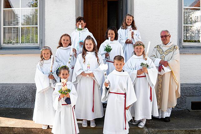 Neun Kinder aus Heiligenberg und Röhrenbach haben ihre Erstkommunion gefeiert. In der Kirche St. Pankratius in Röhrenbach musizierten ...