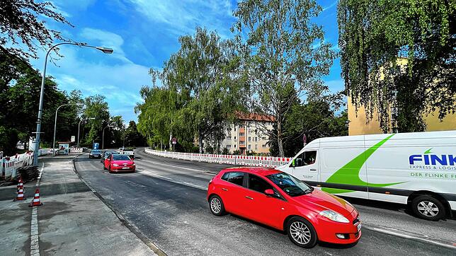 Keine Baustelle mehr auf der Fahrbahn: Demnächst fließt der Verkehr wieder auf der Mainaustraße.