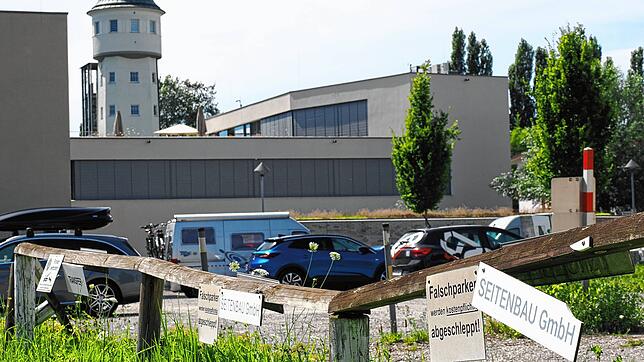 Viele Parkplätze, aber kein einziger Kita- oder Arbeitsplatz: So sieht es seit Jahren in der Nähe der Bleiche in Stromeyersdorf aus. ...