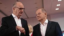 Brandenburgs SPD-Ministerpräsident Dietmar Woidke (links, hier bei einem Parteitag 2023) hat im Wahlkampf auf die Hilfe von ...