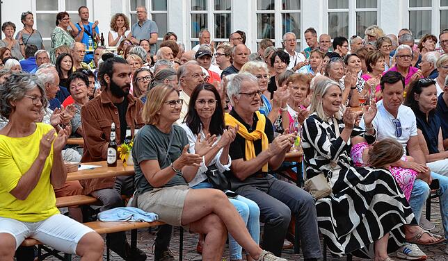 Schlosshofkonzerte einmal anders: Begeistertes Publikum beim Auftritt von Five Senses auf dem Platz vor dem Bischofschloss.