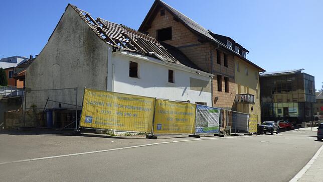 Das Gebäude des Ex-Lebensmittelmarktes Mancino in der Biberacherhofstraße wird abgebrochen. An dessen Stelle errichtet der Bauträger ...