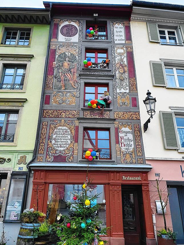 Immer wieder ein schöner Anblick: Das fasnächtlich geschmückte Haus der „Fuchshöhle“ auf dem Münsterplatz.