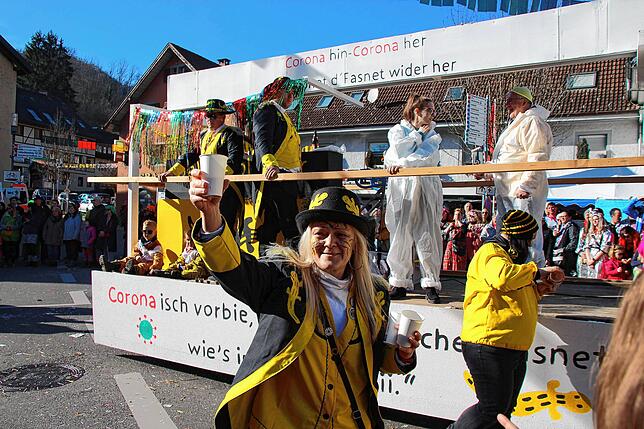 Bild 8: Bilder vom närrischen Treiben beim Treffen der Narren am Fasnachtsmontag in Stühlingen (Teil 2)
