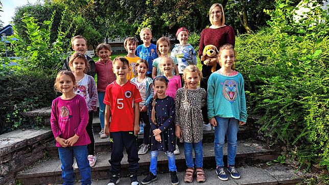 15 Kinder sind in die Klasse 1b der Christian-Heinrich-Zeller-Grundschule in Karsau eingeschult worden. Klassenlehrerin ist Lisa Jennek.