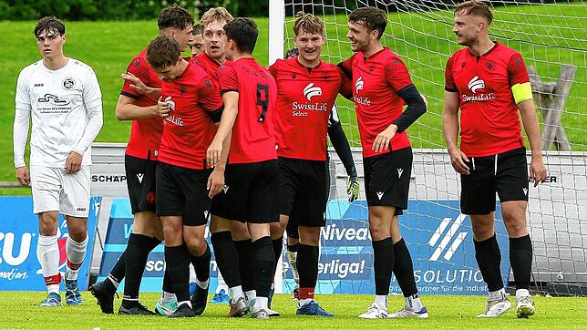 Die Spieler des TV Konstanz feiern ihr Tor beim 1:1 in Salem.