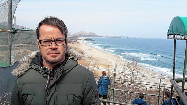SÜDKURIER-Redakteur Marco Scheinhof an der Grenze zu Nordkorea.