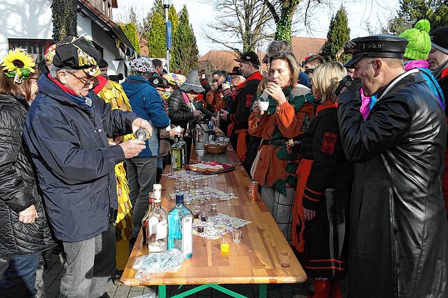 Narrenbaumstellen der Katzenzunft Kippenhausen. Vorher gibt es einen kleinen Umzug durch das Dorf. Bild: Claudia Wörner