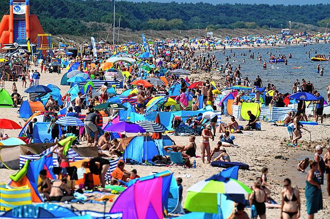 Macht das noch Spaß? Menschen verbringen den heißen Sommertag an einem Ostsee-Strand auf der Insel Usedom.